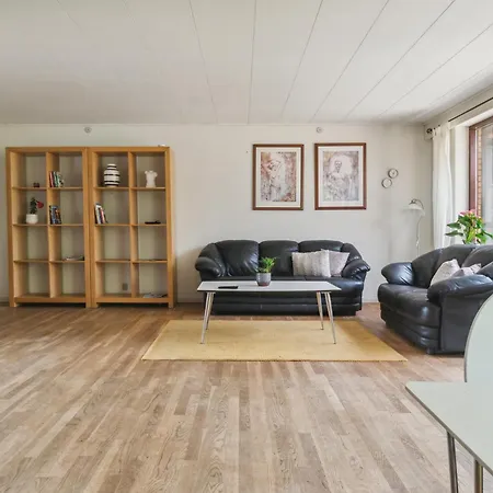 Familievilla Naer Centrum M Privat Have